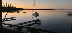 Absolute water front with private jetty!! Sunshine Cottage on Lake Macquarie - Image 5
