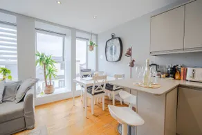 Stunning Bright Two Bedroom Apartment In Southbourne - Image 5