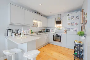 Stunning Bright Two Bedroom Apartment In Southbourne - Image 4