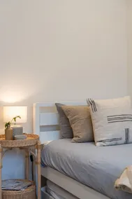 Cosy apartment minutes from city - Image 5