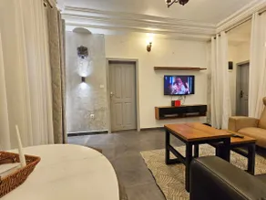 Douala Akwa: Studio with Generator & Wifi-Starlink - Image 4