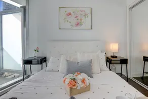 Luxury 3 bed Steps from CN/ Rogers/ Parking - Image 5