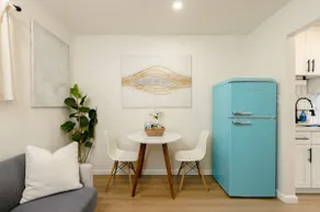 SFO 10 min, Stylish Suite, Walk to Grocery - Image 2