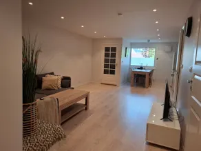 Central apartment with 2 bedrooms and free parking - Image 2