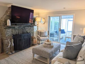 Cozy Waterfront Home In Portsmouth - Image 3