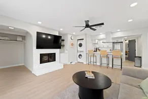 Stylish & Bright~5 Star Location~Queen Beds~Views - Image 2