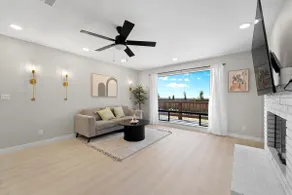 Stylish & Bright~5 Star Location~Queen Beds~Views - Image 4