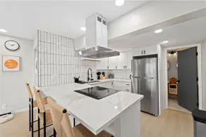 Stylish & Bright~5 Star Location~Queen Beds~Views - Image 5