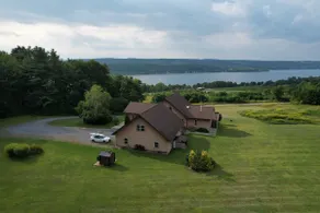 Amazing Lake Views & Nearby Wineries and Breweries - Image 2