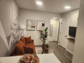 Cozy 2brm Suite, NW Calgary - Image 3