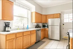 Spacious Evanston Duplex - Free Parking - Image 3