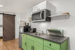 Central and comfy 2-bed in Baker - Image 2
