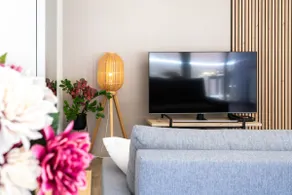 86m- Spacious 3 room apartment with large terrace - Image 2