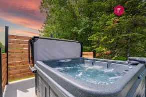 The Soothing Green at Cité-Jardin – SPA Pool FBall - Image 3