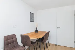 3 Bedrooms | Single Beds | Parking | Kitchen - Image 5