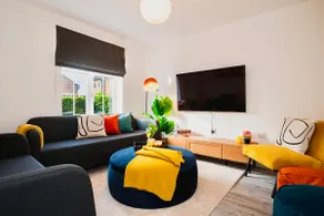 5 Bed House Sleeps 9 Parking Garden Pet Friendly in Sileby - Image 2
