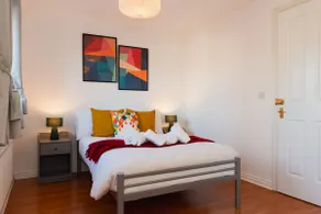 5 Bed House Sleeps 9 Parking Garden Pet Friendly in Sileby - Image 3