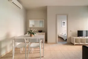 Modern apartment in Sants w/ private balcony - Image 2