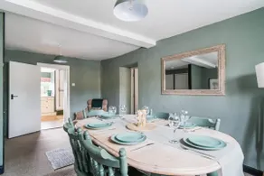 Sleeps 10 with private garden - Image 4