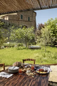 Unique and historic retreat with dream garden - Image 3