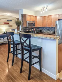 2 BDRM plus den | Near Lake | Beach 2mins away - Image 2