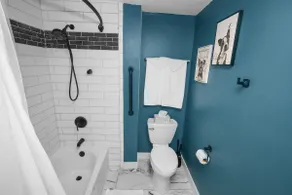 2 Bed/1 Bath/ 6' Fence / Kitchen / Grill - Image 4