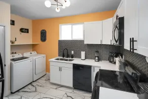 2 Bed/1 Bath/ 6' Fence / Kitchen / Grill - Image 2