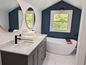 Home w/ King Suite near EIU, Charleston & Mattoon - Image 3