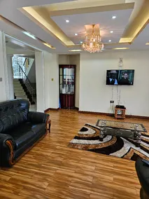 Beautiful two-level, fully furnished 4 bedroom house with WiFi - Image 4