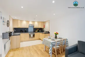 Central Apt-2Bed 2Bath-AC unit-By FabAccommodation - Image 2