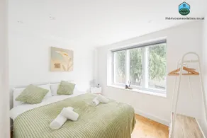 Central Apt-2Bed 2Bath-AC unit-By FabAccommodation - Image 3