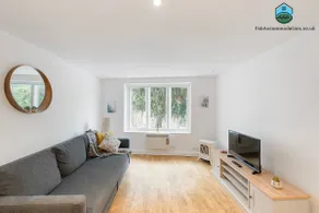 Central Apt-2Bed 2Bath-AC unit-By FabAccommodation - Image 4