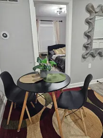 Cozy 2B Home in Delmar Loop with Newly Renov Bathroom - Image 4