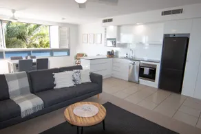 Cosy Retreat - Walk to beach + Restaurants - Image 2