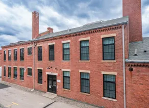 Jennifer's Stylish Downtown Brick Foundry Escape - Image 5
