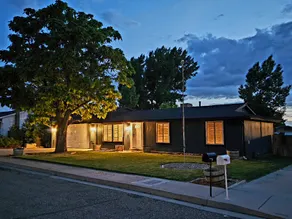 Smart Blue House W/ 2 Car Garage and Fiber. - Image 2