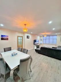 Full Home in Manchester with Free Parking - Image 2
