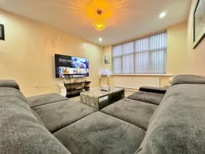 Full Home in Manchester with Free Parking - Image 4
