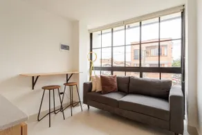 Bright Medellín Stay Central Location | AC & WiFi - Image 4