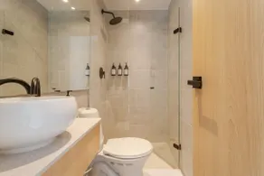 Bright Medellín Stay Central Location | AC & WiFi - Image 3