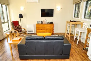 Romantic Getaway - Cozy Cottage in Macedon Ranges - Image 3