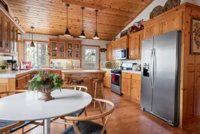 The Lazy Bear Inn- Family Friendly Game Room & Spa - Image 5