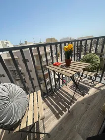 Industrial Cozy Apartment in Bugibba, Prime Location - Image 4