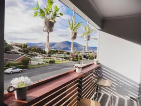 Sunny Hobart home: mountain & water views - Image 4