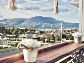 Sunny Hobart home: mountain & water views - Image 5