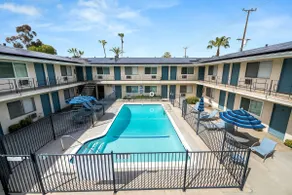 Stylish Escape: Free Gated Parking & Fast WiFi - Image 3