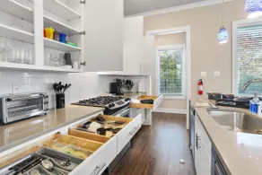 Fully-equipped kitchen for the family, 3 bedrooms, 2.5 bathrooms - Image 4