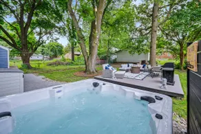 Hot Tub - Movie Theater - Firepit - Near Downtown - Image 2
