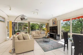 Sunlit Upstairs Suite with Hot Tub & Garden surrounds - Image 3