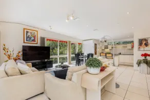Sunlit Upstairs Suite with Hot Tub & Garden surrounds - Image 2
